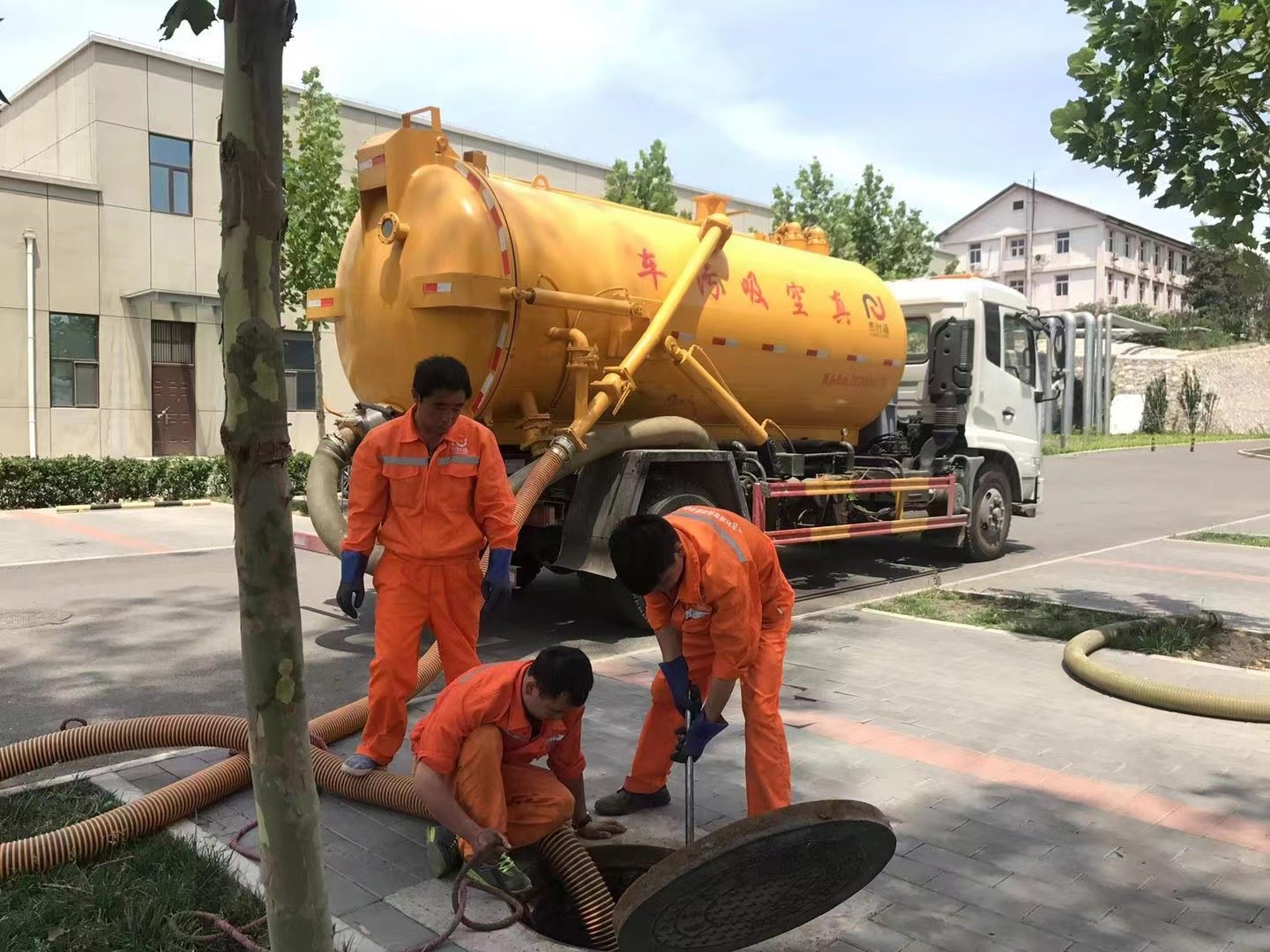 平房管道疏通车停在窨井附近