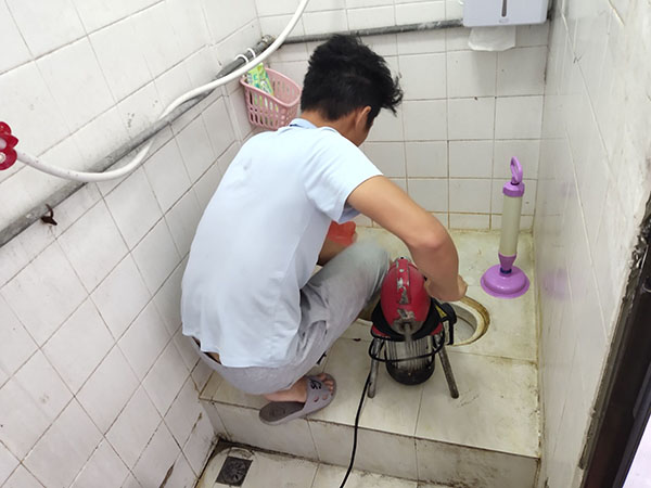 平房管道堵塞冒臭气 专业师傅现场解决问题