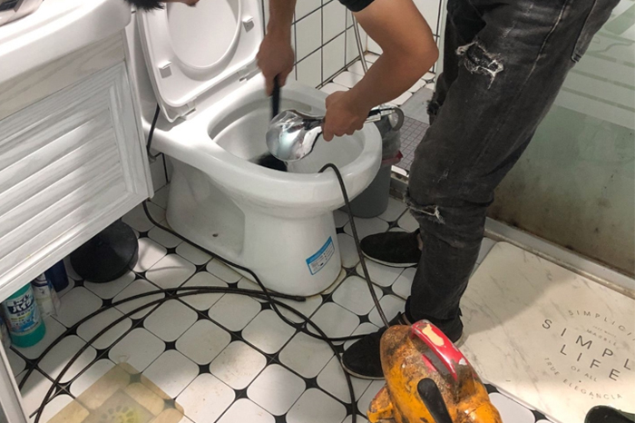 平房马桶堵塞自己疏通还是找师傅？专业上门服务让你省时更省心