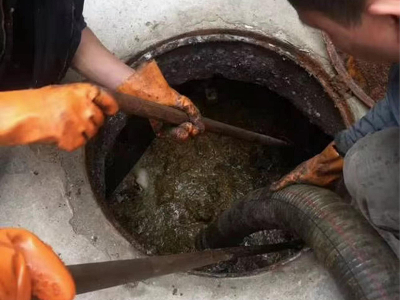 平房清理化粪池时如何避免沼气的危害？